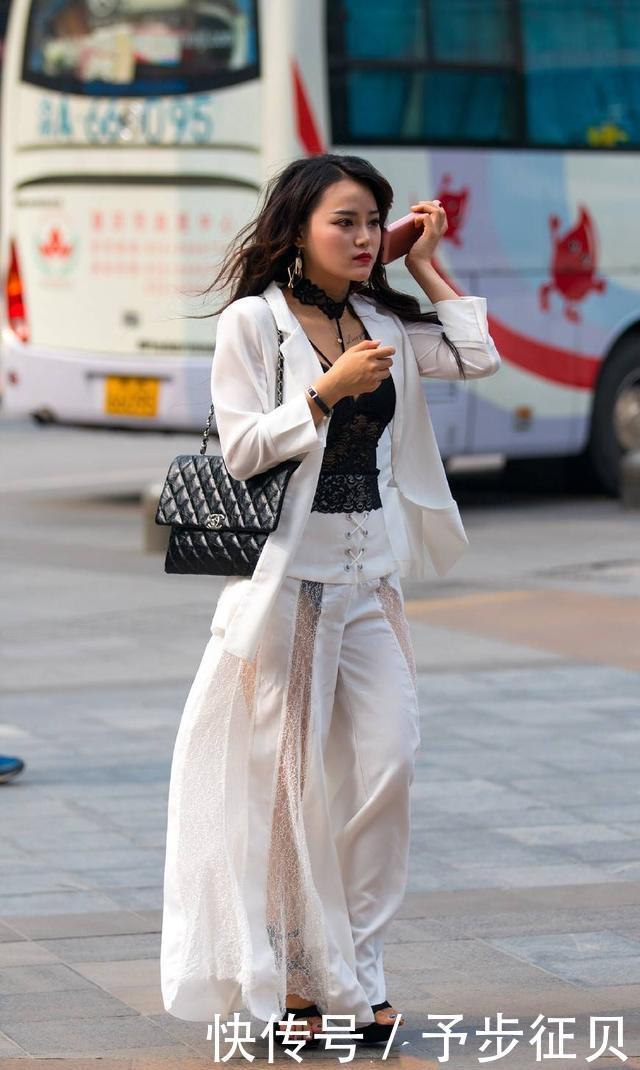 『姐妹花』街拍:漂亮的姐妹花,黑玫瑰和红玫瑰,各有各的特点与时尚