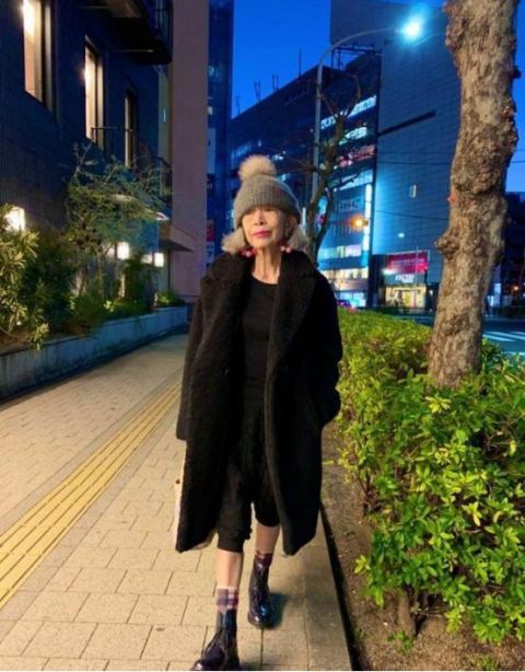  「老奶奶」都知道三木妈妈穿衣时髦，但日本70岁老奶奶，把晚年过得像青春期