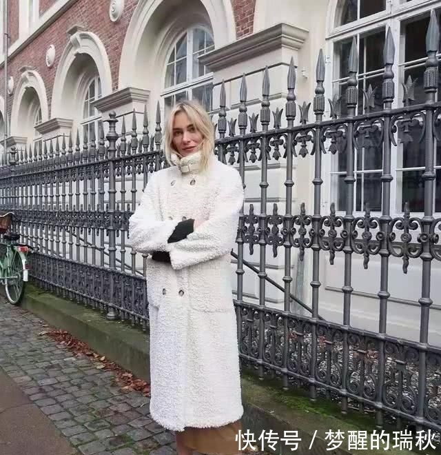  [运动鞋的搭配]“短靴”不受宠了，春天“长大衣＋运动鞋”最流行，时髦还显高