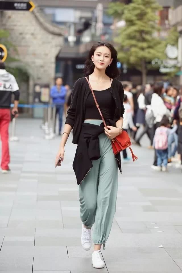 路人街拍，小姐姐穿了一件淡红色的T恤，十分的靓丽迷人