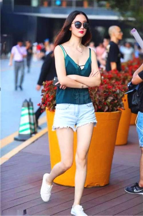 街拍：模特身材和颜值的小姐姐，有着完美的身材曲线和精致的容颜