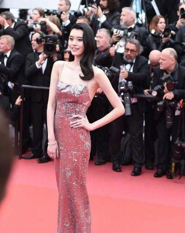  「婉约」路人街拍,小姐姐白T恤搭配紧身牛仔裤,很是婉约动人