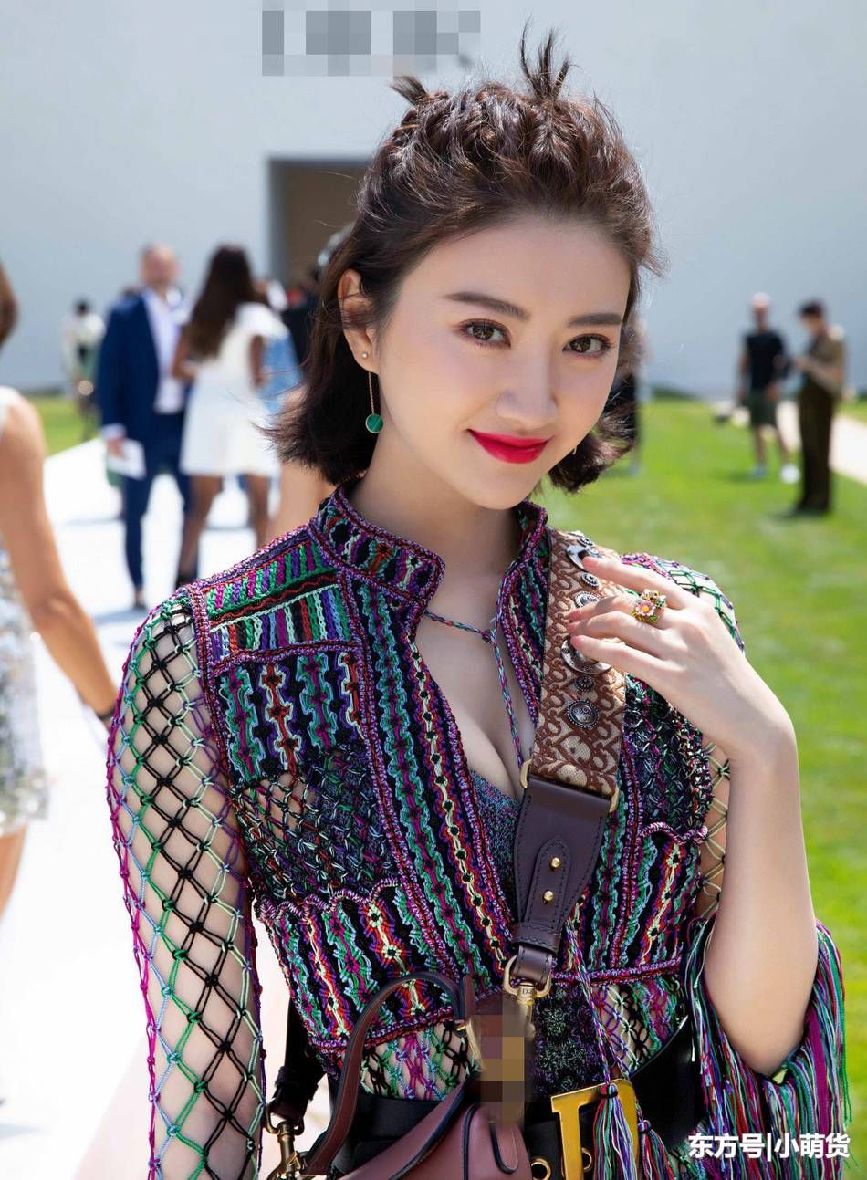 同样是镂空连衣裙，景甜杨颖差距大，生过孩子的还不如没结婚的?