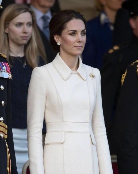 【新发型】凯特王妃换发型!新发型穿奶白色小风衣,38岁嫩回28岁了