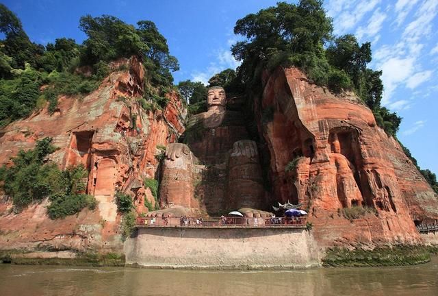 中国有两座很霸气的雕像，在国内非常著名，不少游客慕名而来