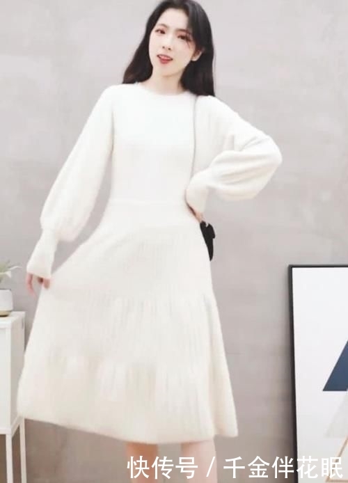  「就能够让」早就说马丁靴out了，这双“耳机靴”才是爆款，配短裙巨显腿长
