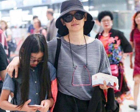 49岁徐帆和48岁许晴,曾都是女神,今同框对比,差距太大