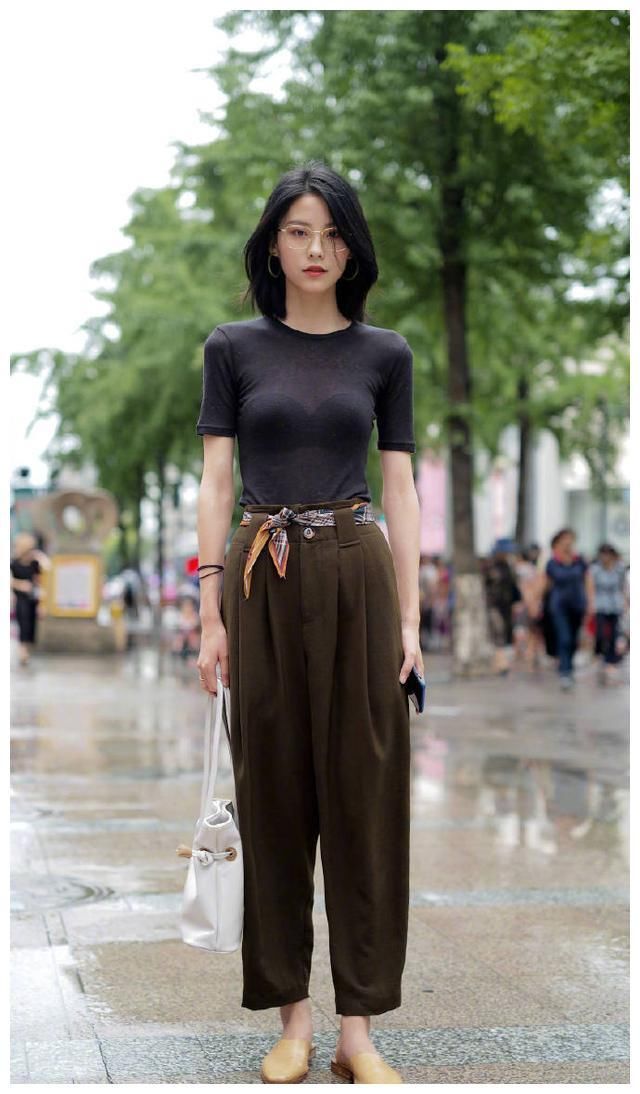 街拍:图1气质出众，图2恬静淑女，图3小蛮腰性感迷人!