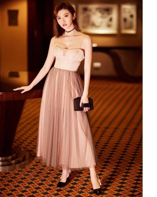 景甜穿吊带裙现身，肩带都快勒到肉里了，网友：为显身材豁出去了