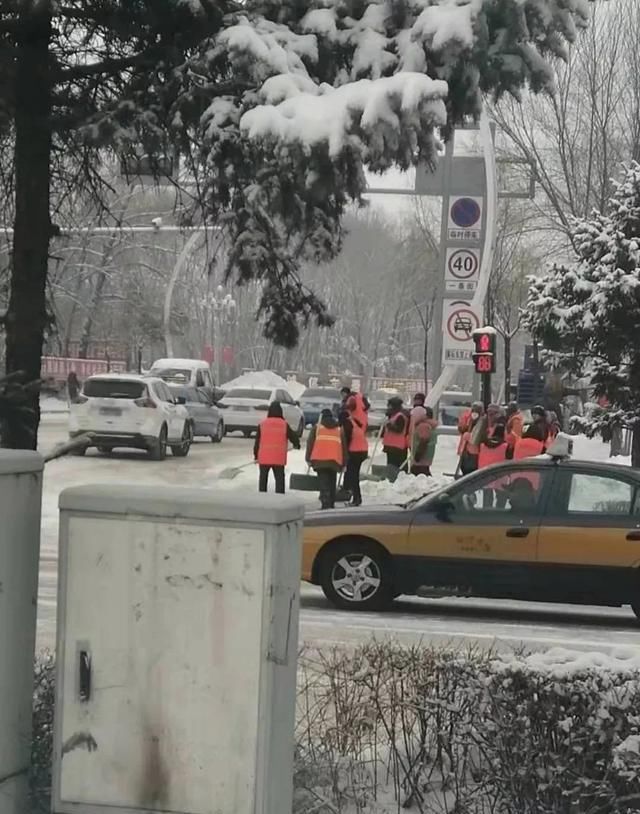 正是这些风雪中坚守的身影，让这个寒冷的季节多了许多温暖