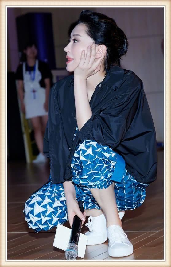 许晴太大胆了！全身上下只穿一件西装，网友：这让彭于晏情何以堪