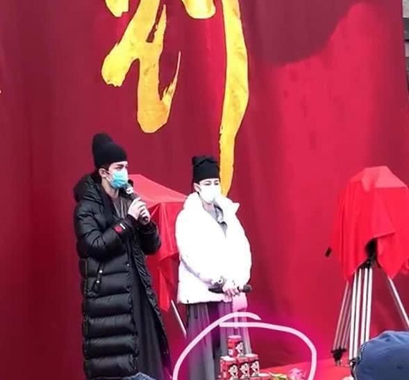  谭松韵：吴磊新剧开机！和大7岁热巴演情侣太违和，谭松韵差九岁却配一脸