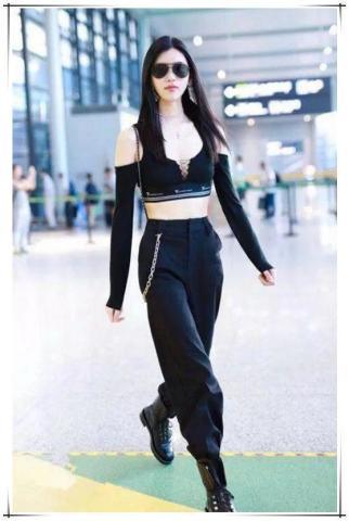 奚梦瑶这么开放？穿个“内衣”就来机场，网友：越暴露越时尚？