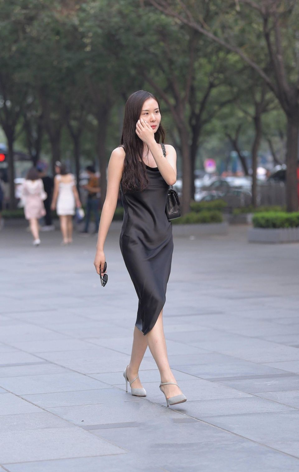 街拍:夏日清凉着装，小姐姐穿小黑裙，性感又优雅!