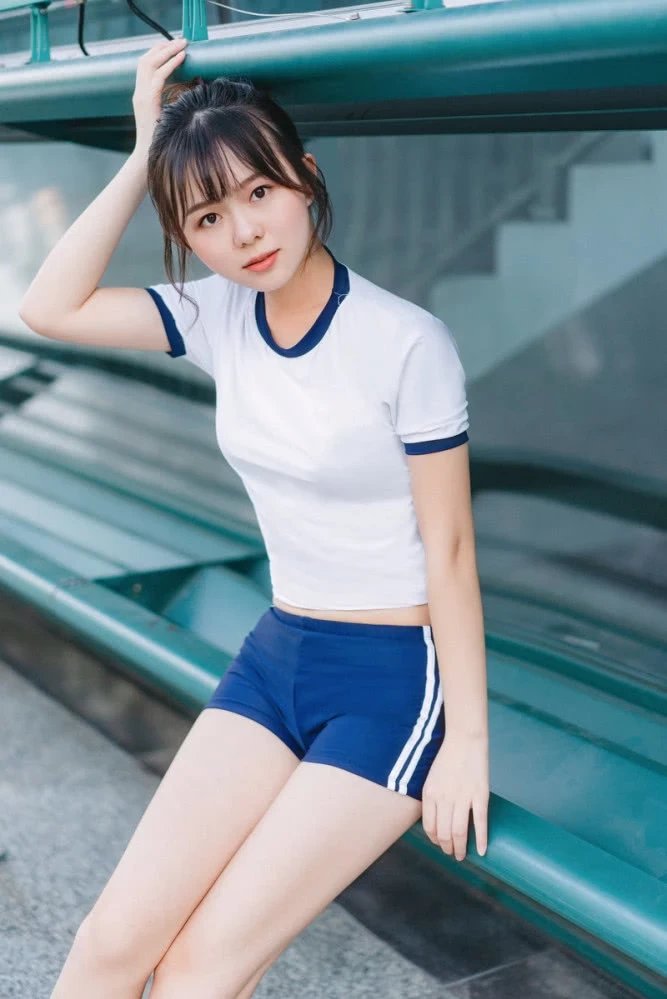  「活力」美女街拍：美女活力运动装，是青春的味道
