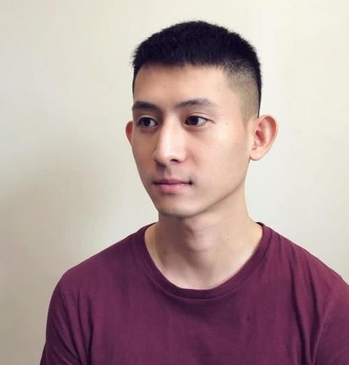  特别@男生别再留“过耳”发型了，这几款短发长度刚好，干净又帅气