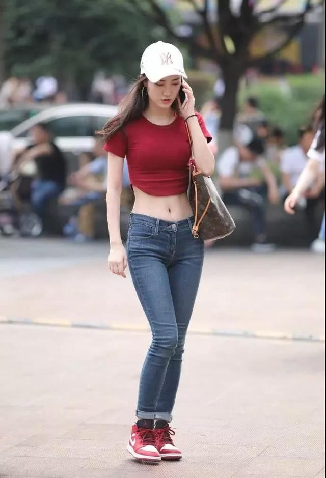 路人街拍，简约包臀裙搭配修身高跟鞋，让你尽显端庄优雅美!