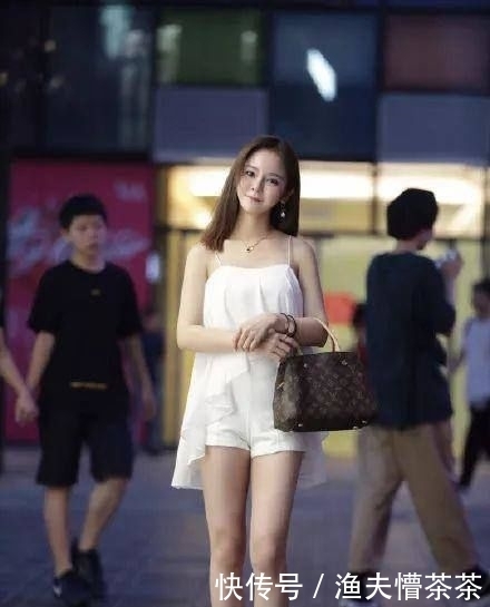 『 穿搭』一件白色吊带衫清新脱俗!,街拍:可爱型的长腿妹子,