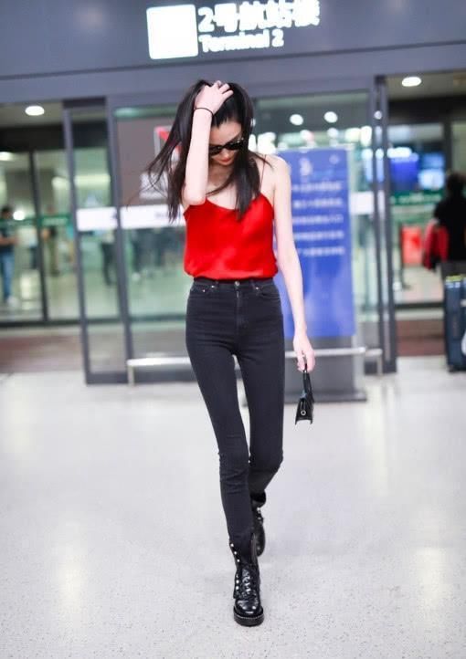 奚梦瑶上半身只穿一件大红吊带衫，网友:乍一看以为是系了小肚兜