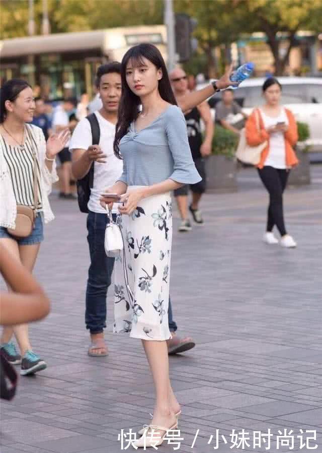 『感觉』街拍青春靓丽很显美女的时尚态度,美感大方给人潇洒大气的感觉
