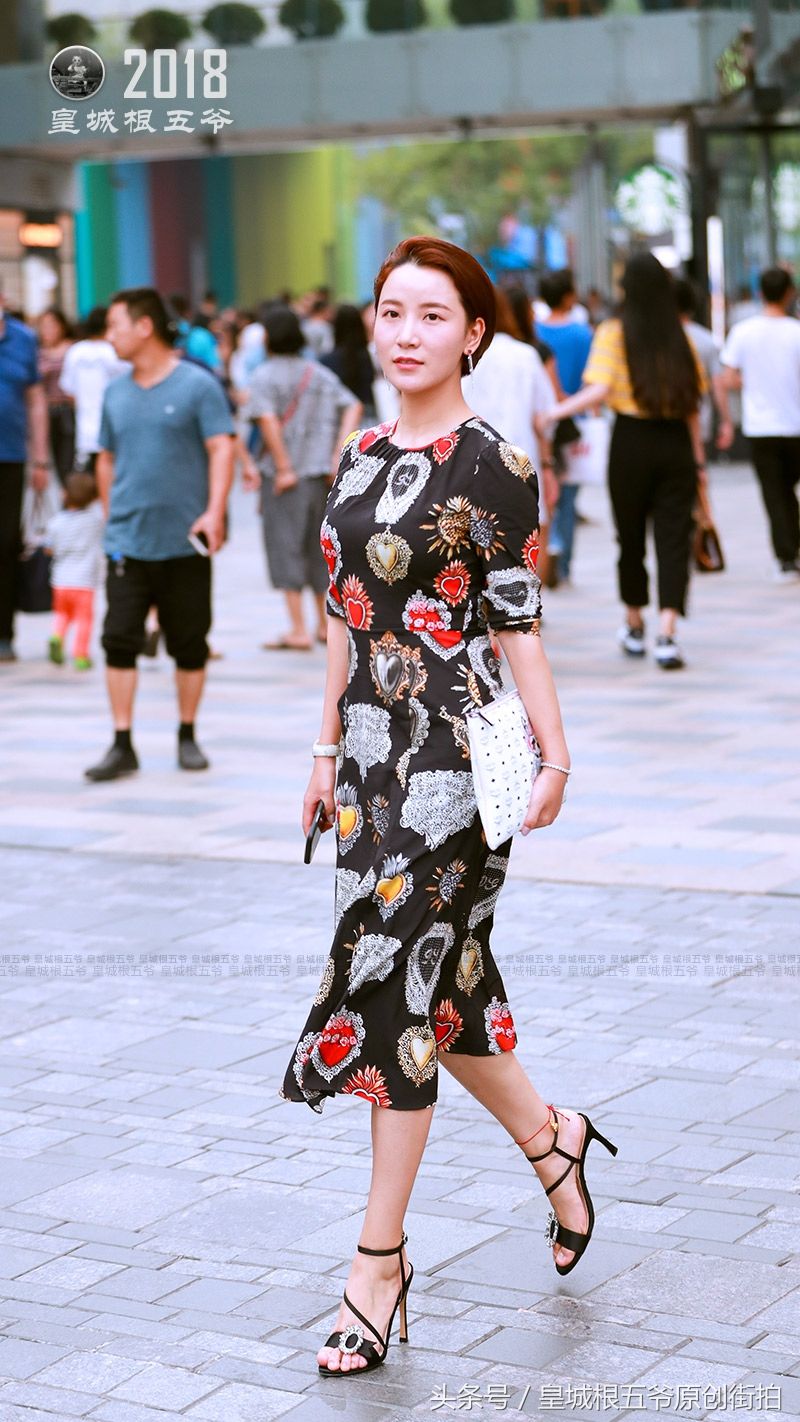 街拍:看上去特别有女人味的穿着搭配，走在街头格外显眼