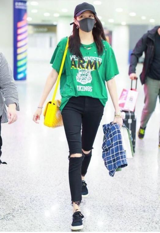 关晓彤的吊带裙再美都不及这鞋子抢镜，网友：这高度鹿晗有压力了