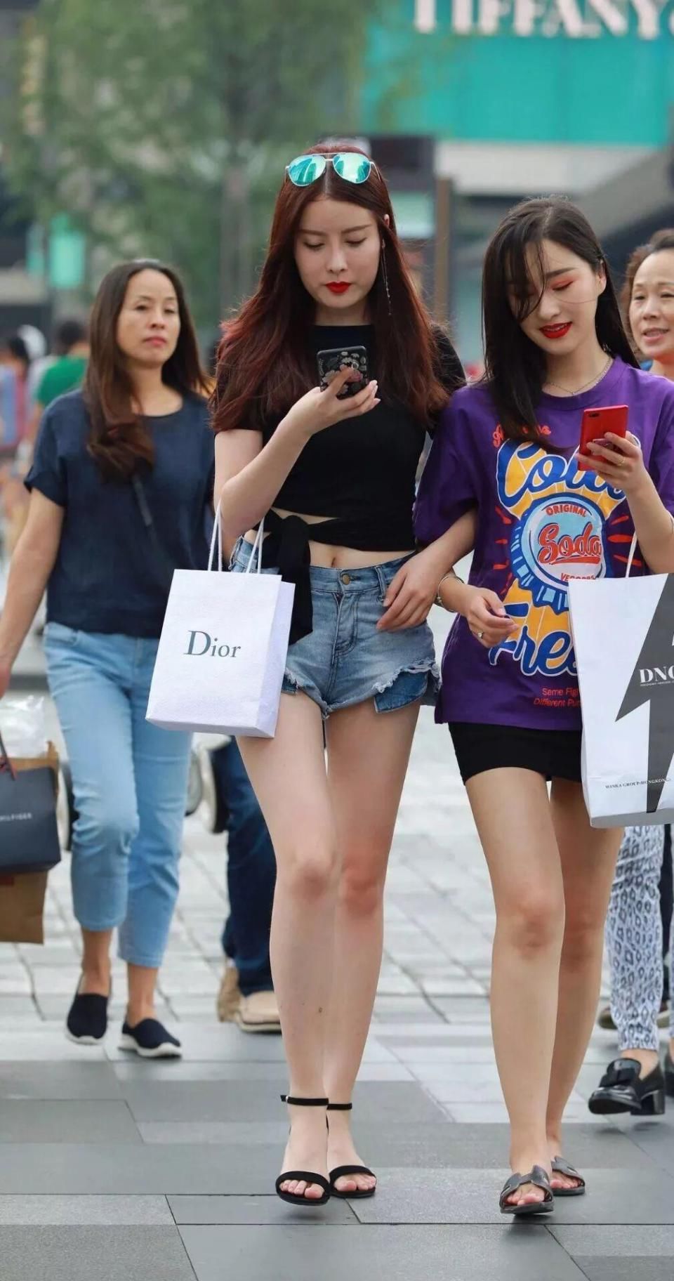 街拍：两位闺蜜时尚出街，瞬间美呆了路人