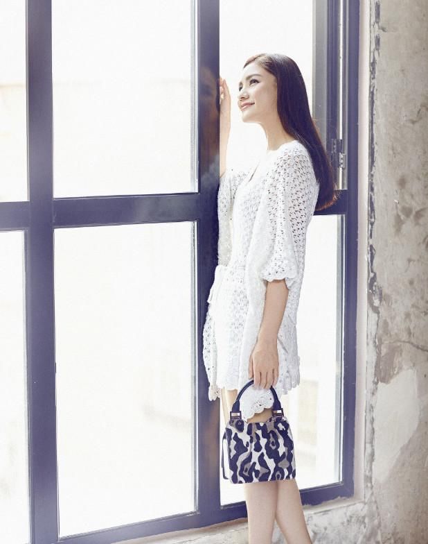 胡可真会玩！身上还背着安吉的书包，还穿着沙溢的“裤子”