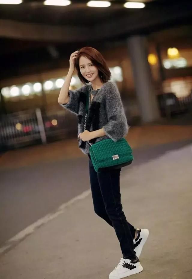 佟丽娅出发纽约时装周,身穿灰色毛衣现身机场,美出新高度!