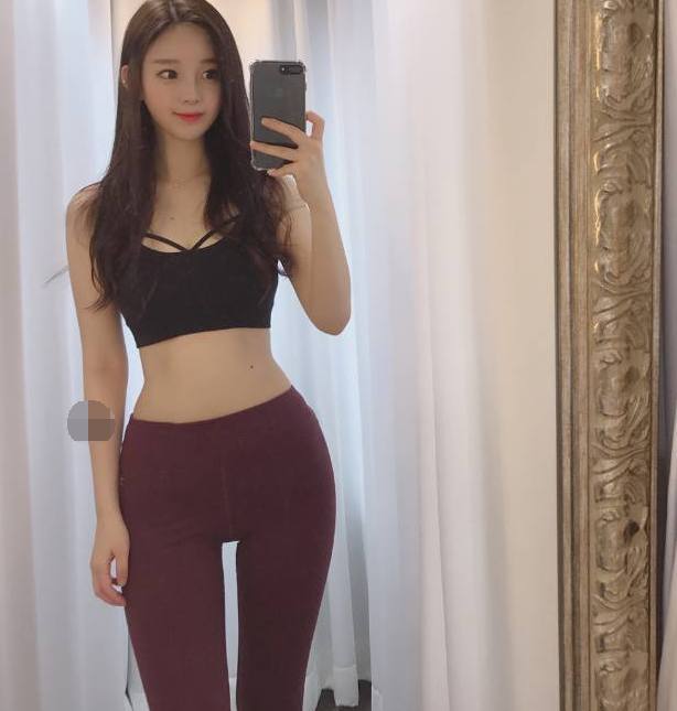 清纯白皙的打底裤美女，突显纤细小蛮腰，十分抢眼！