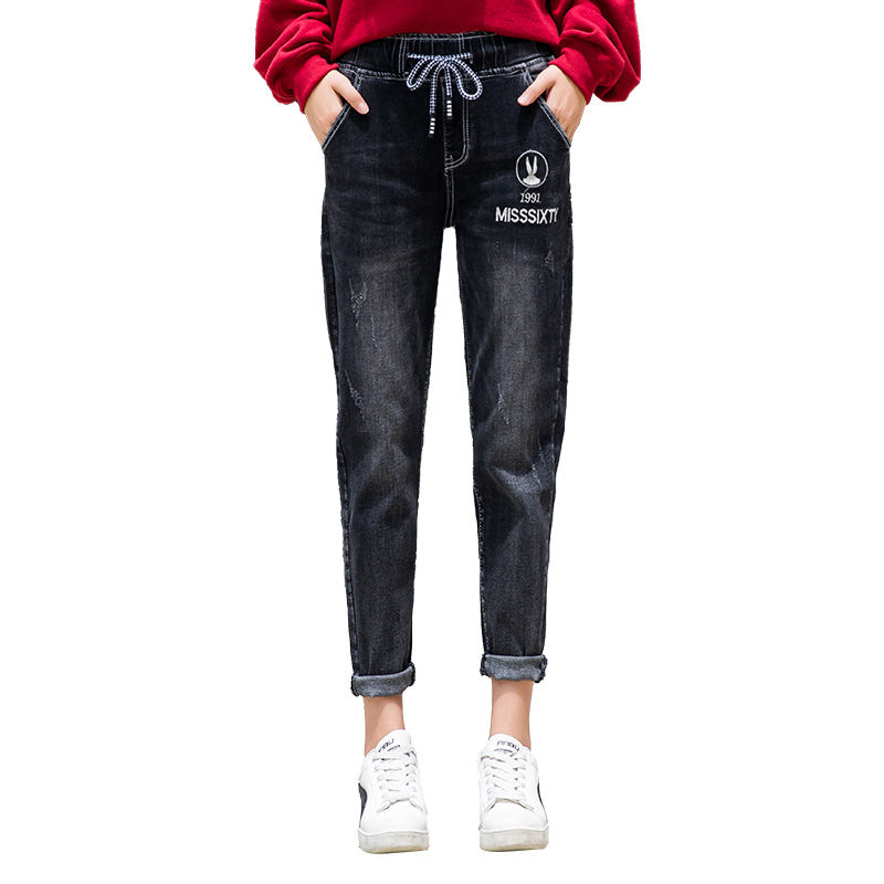 女人再漂亮，早秋也不要穿裙子了，这休闲的牛仔裤，青春有活力