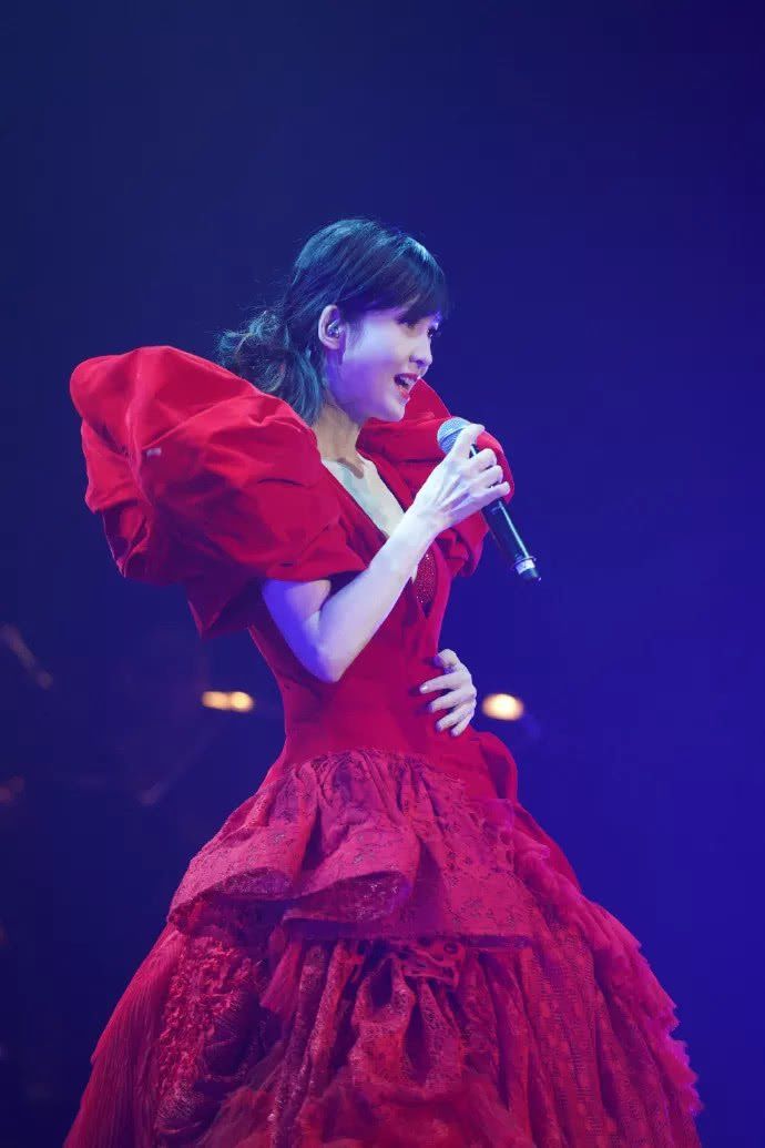 21岁的你拿什么拼过，51岁的周慧敏，48岁的莫文蔚，43岁的佘诗曼