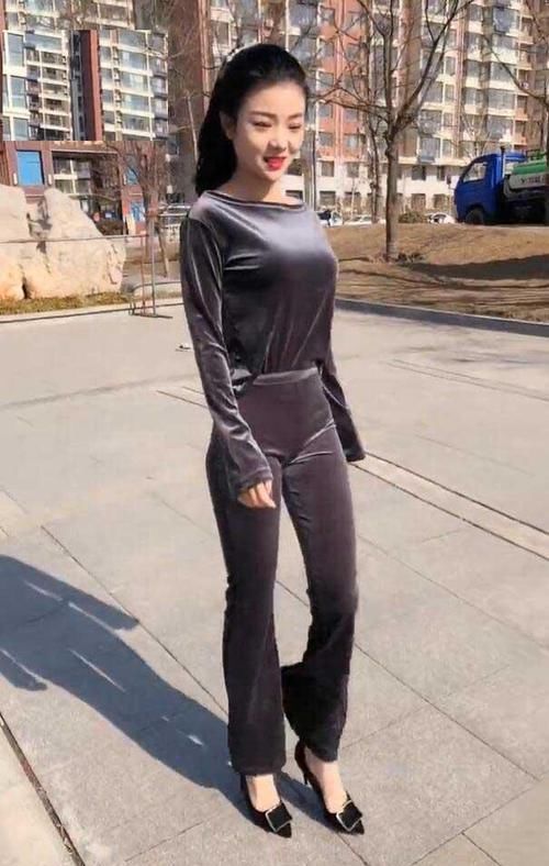 #气质#阳光下的个性女生,穿着休闲百搭,美丽不失气质