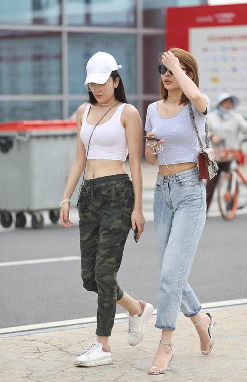 街拍:魅力四射的美女,一双性感热辣美腿撩人