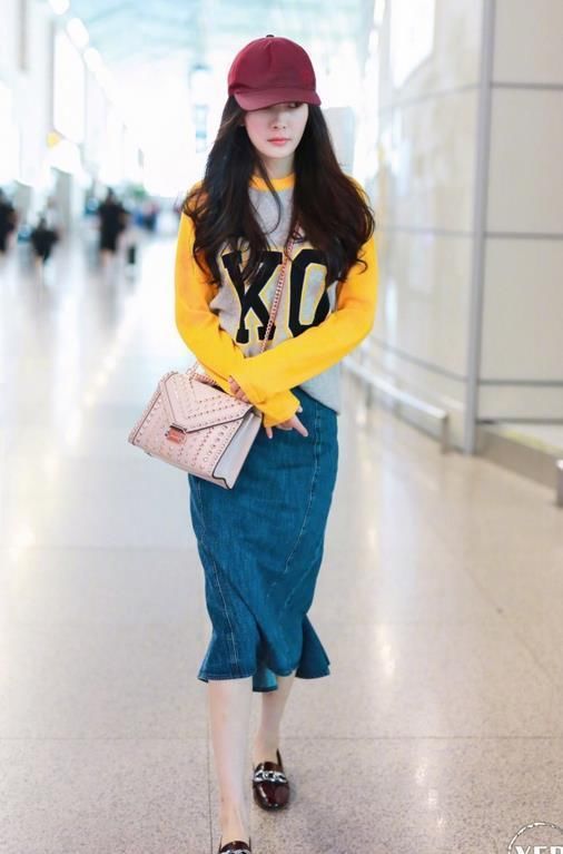 杨幂机场照挑战休闲风太成功，杨幂潇洒十足一转身裙子亮了