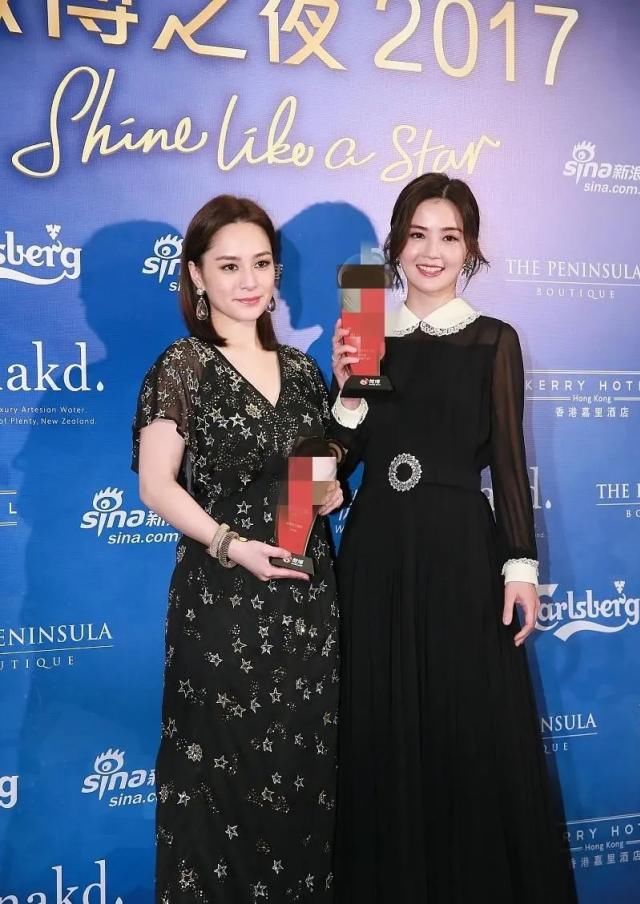  「呈现的更」阿娇终于穿对了，黑色V领连衣裙至少显瘦10斤，终于信是110斤了