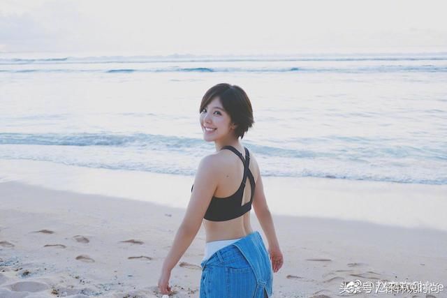 赵奕欢穿前后开叉的长裙,也敢在海边吹风,网友:不走光算你厉害