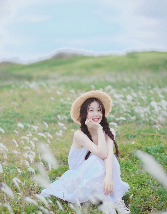  「辣妈」40岁高圆圆和24岁虞书欣，明明都是小白裙造型，辣妈不输美少女