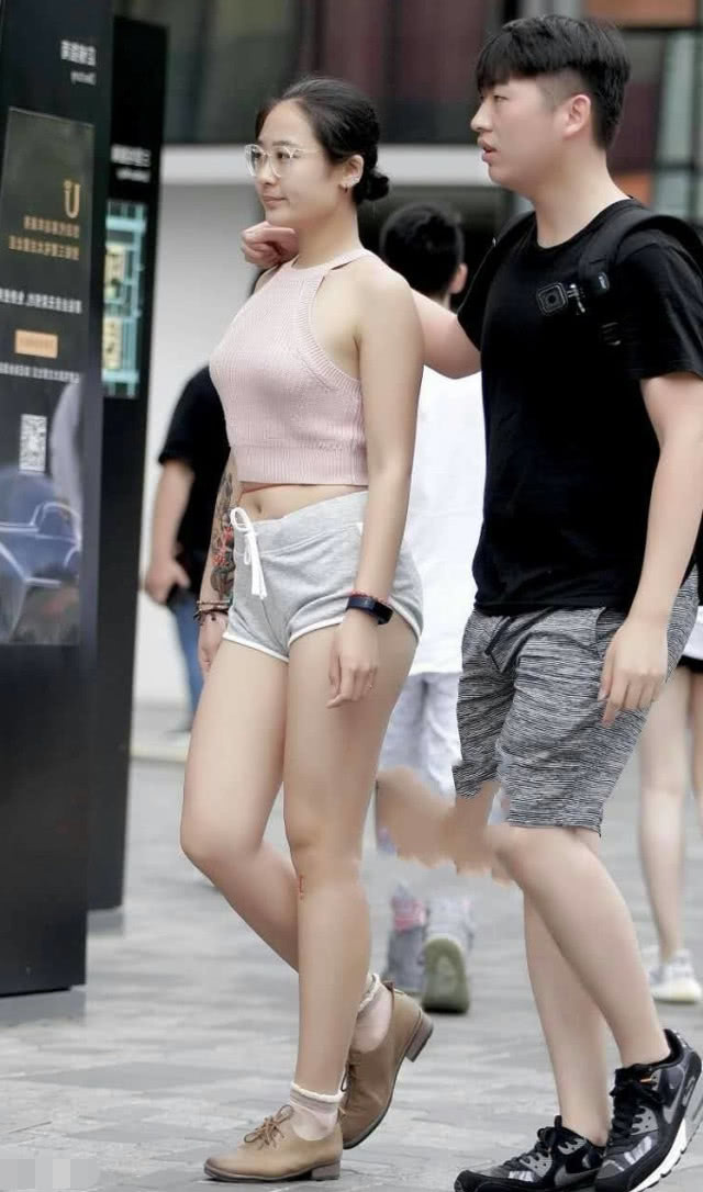 肉感小女神和男友逛街，热裤秀丰满的双腿和浑圆的臀线，男友好福