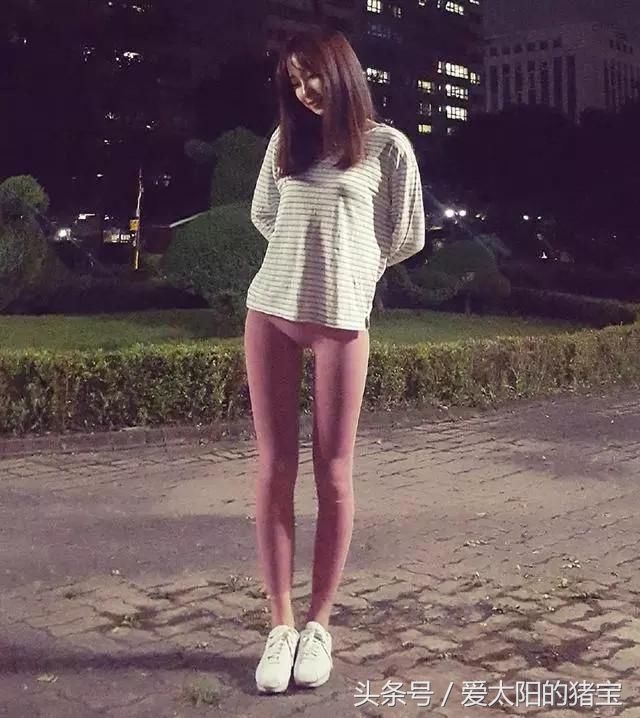 身材高挑的打底裤美女，一样不失女性独有的曲线!