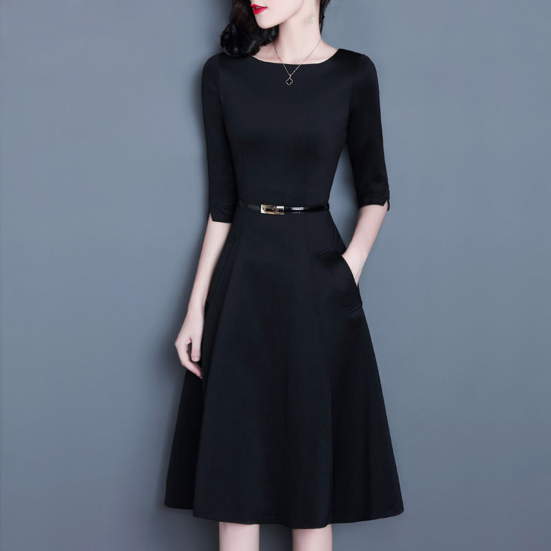 太美了,136斤老婆真会穿搭,连衣裙+风衣显瘦显气质,美极了