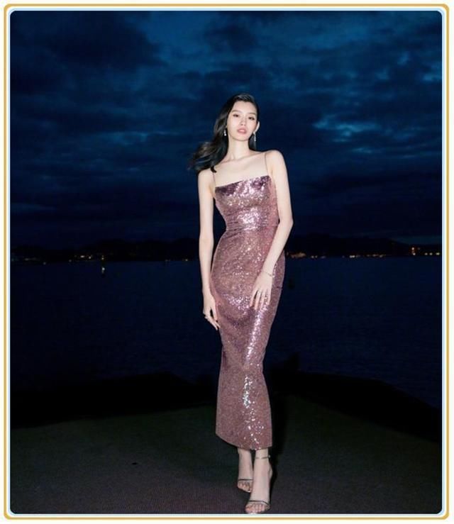 本以为奚梦瑶穿粉色亮片裙身材炸裂，可看到昆凌这效果，我沉默了