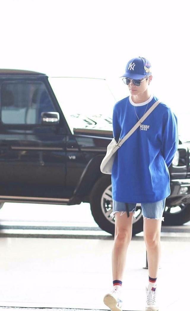 李宇春也开始玩“下衣失踪”秀大腿，网友：终于有点女人味了！