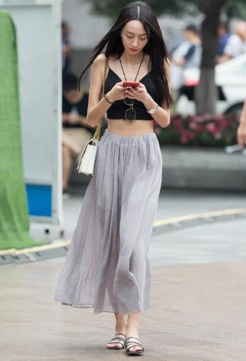 街拍:紧身吊带+超短裤，丰满的身材让人无法抵挡啊!