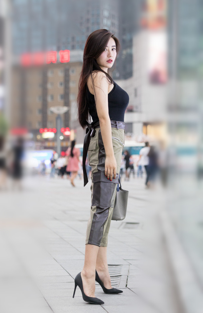 路人街拍：小姐姐的丝纱长裙好性感，高挑身材，恰到好处的女人味