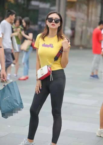 红色上衣搭配打底裤，展现出完美的曲线，穿出休闲舒适！