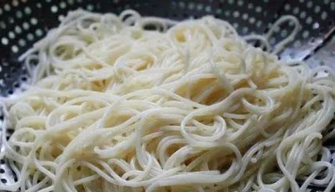 「一大」面条最简单的做法,拌一拌又当菜又当饭,做一大盆成本才2块钱!