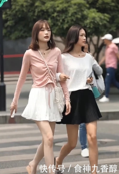  美女|美女太“年轻”了,和女神穿闺蜜装,腿像10年没洗一样,佩服！