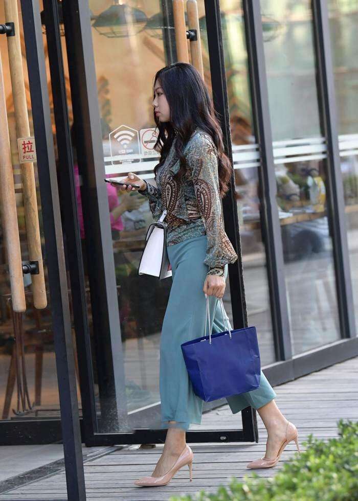 街拍: 能把阔腿裤穿出紧身效果的辣妈,挡不住的好身材