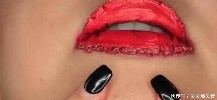 女子作死化妆测试，在嘴上涂一百层口红，涂完后变成这样